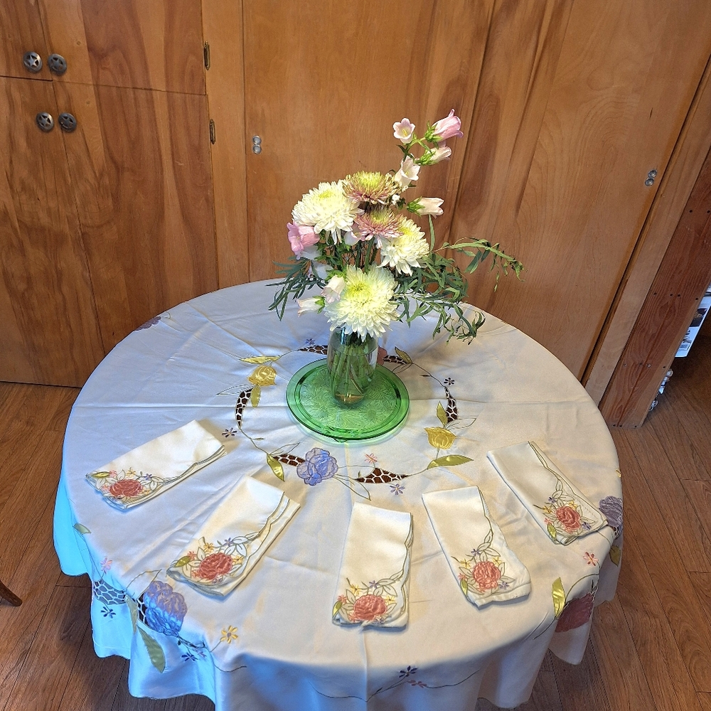 "Blossoms" Round Scalloped Edge Embroidered Satin Tablecloth With (5) Napkins